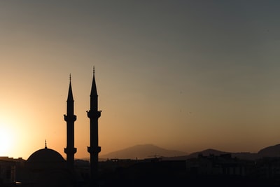 平静天空下的两座清真寺尖塔